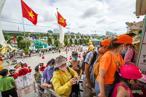 Khu du lịch Văn hóa Suối Tiên đón hơn 25.000 lượt khách tham quan